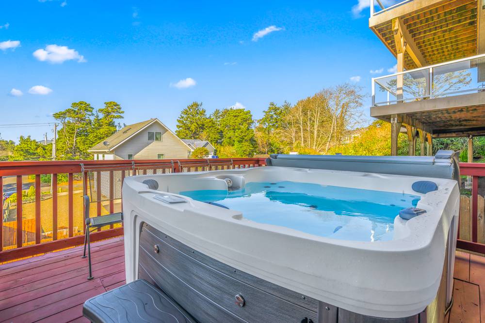 lincoln city or vacation rental with hot tub